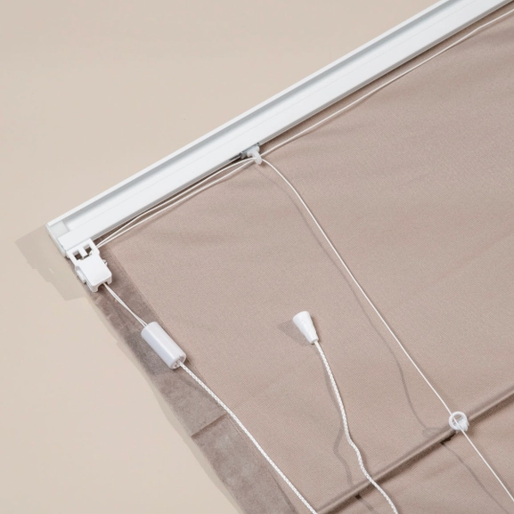 Baksidan av en beige hissgardin i sammet med linlås