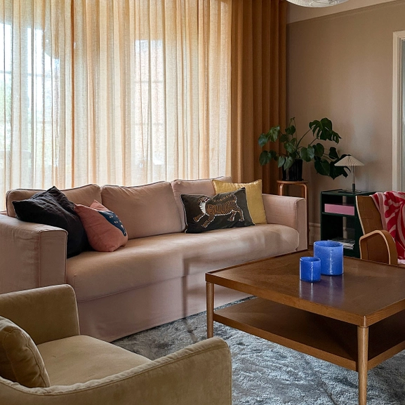 Senapsguld gardin i färgglatt vardagsrum