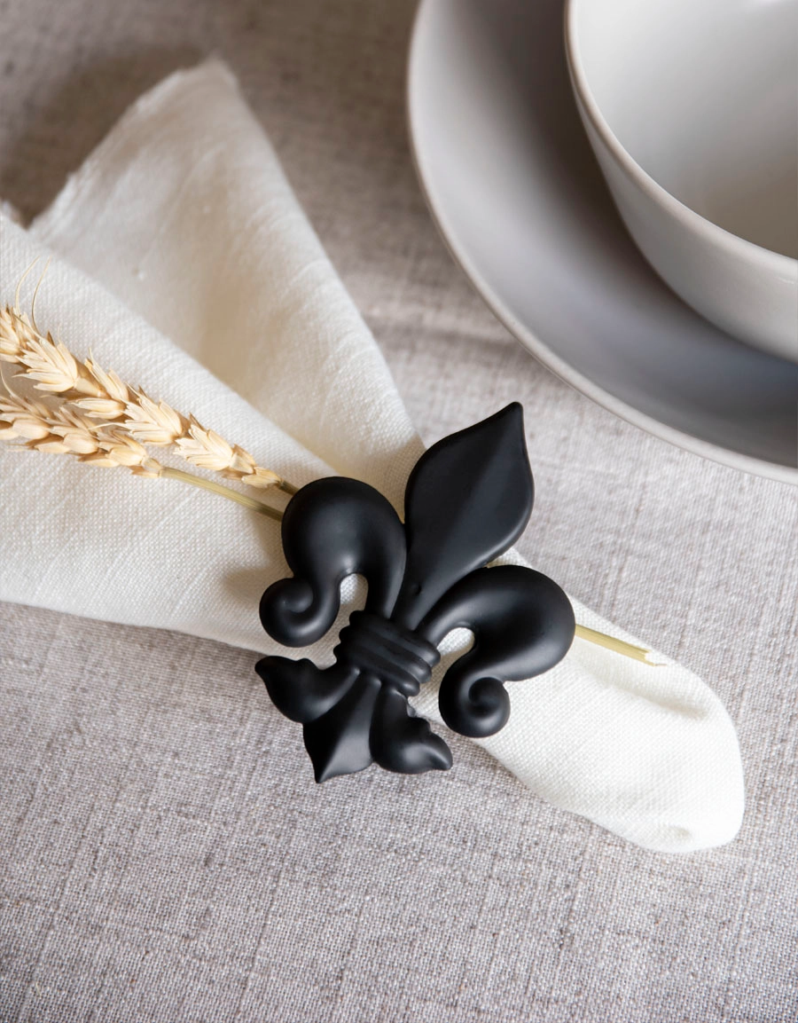 Servettring med svart lilja