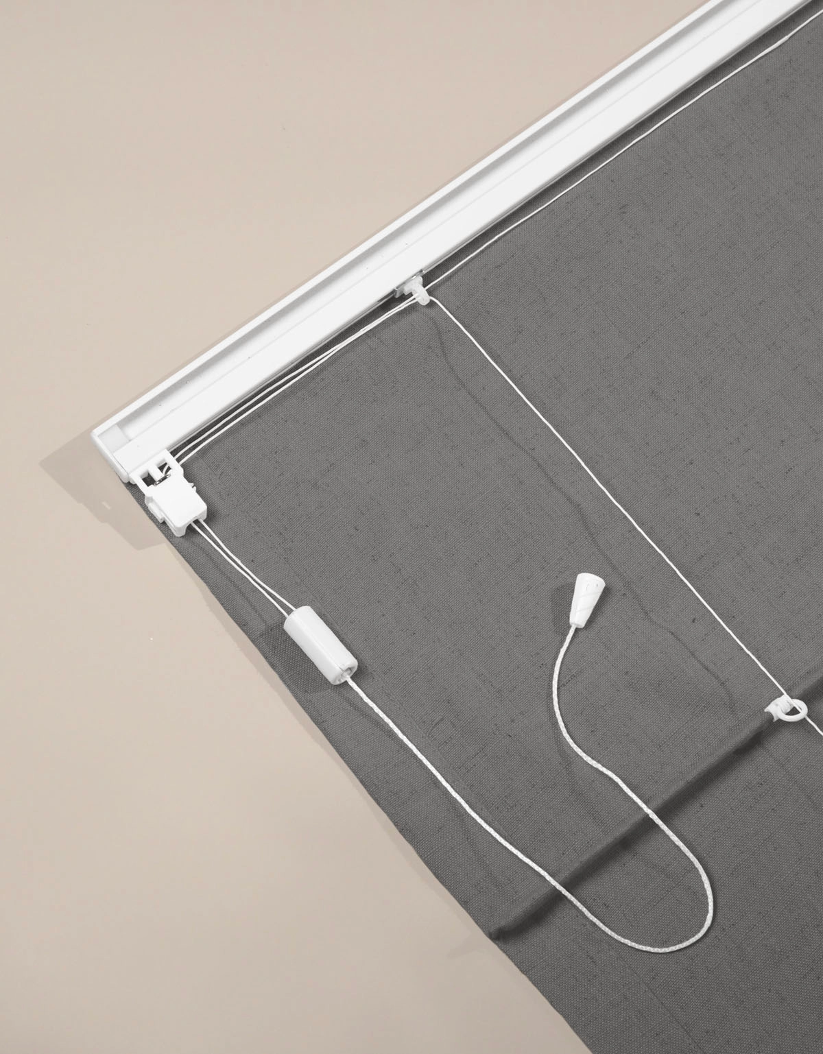 Baksidan av en mörkgrå hissgardin med linlås