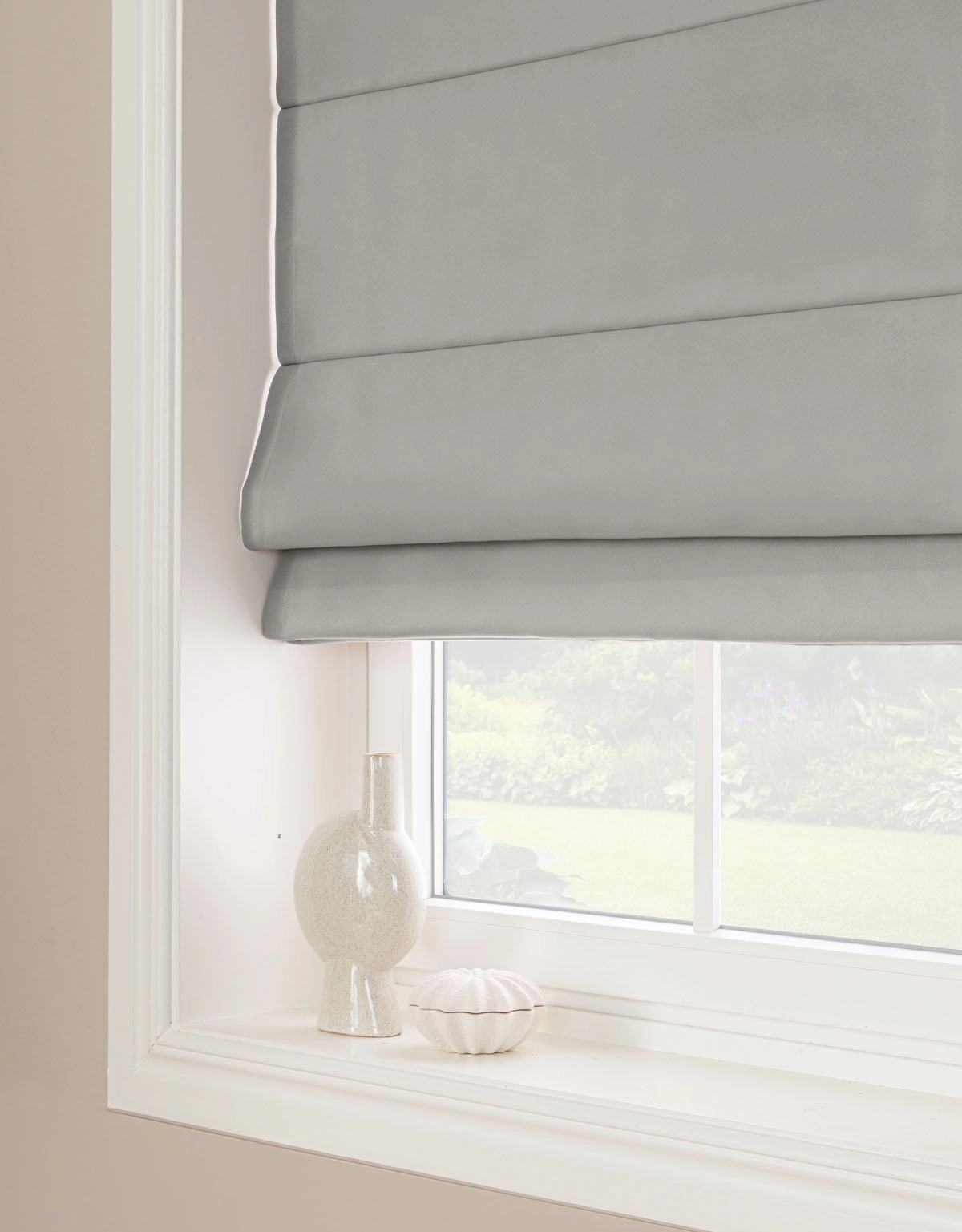 Ljusgrå mörkläggande hissgardin