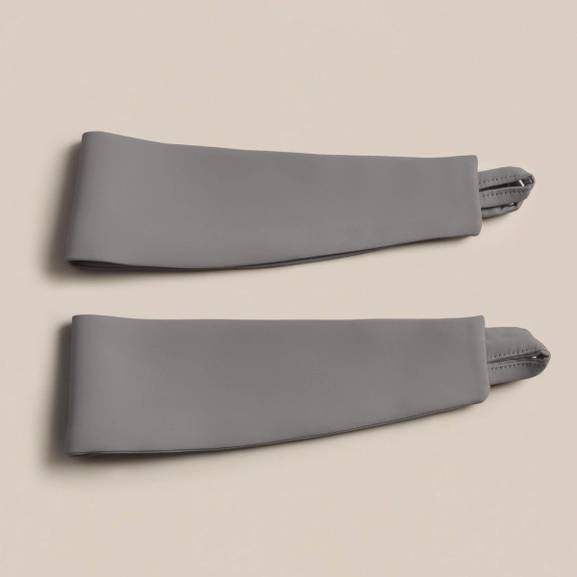 Gardinomtag i grått tyg