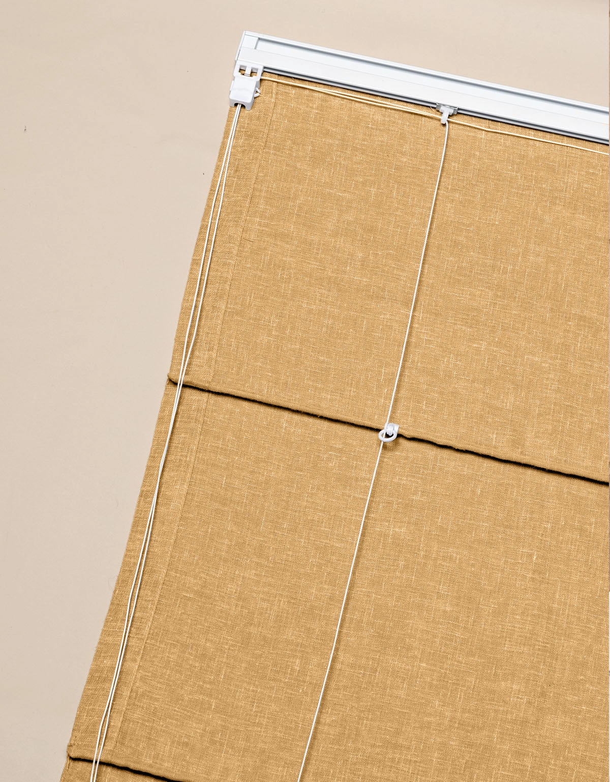 Baksidan av en hissgardin som visar mekanism med lina