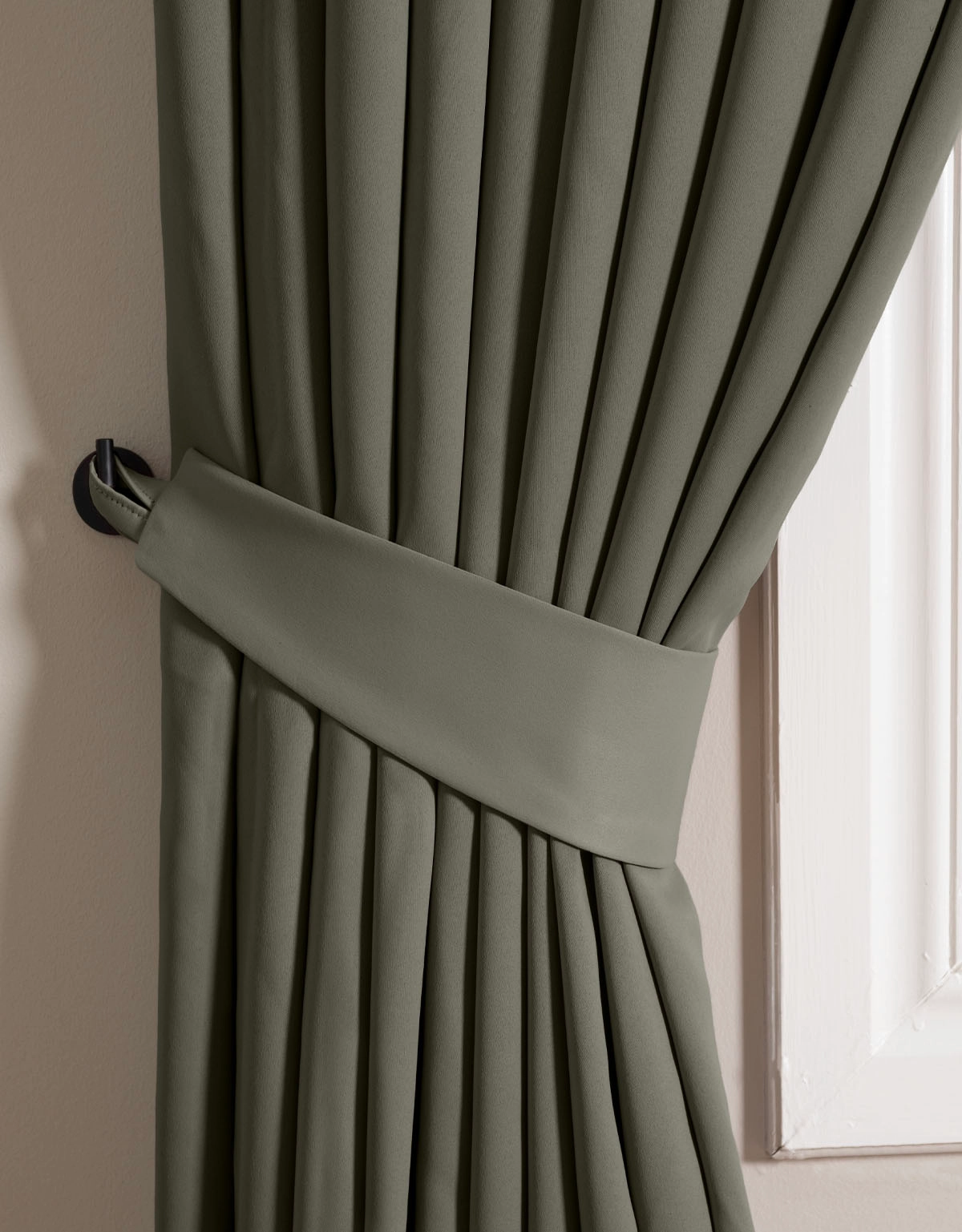 Grön gardin med matchande omtag i tyg