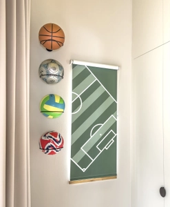 Rullgardin med fotbollstryck i färgglatt rum