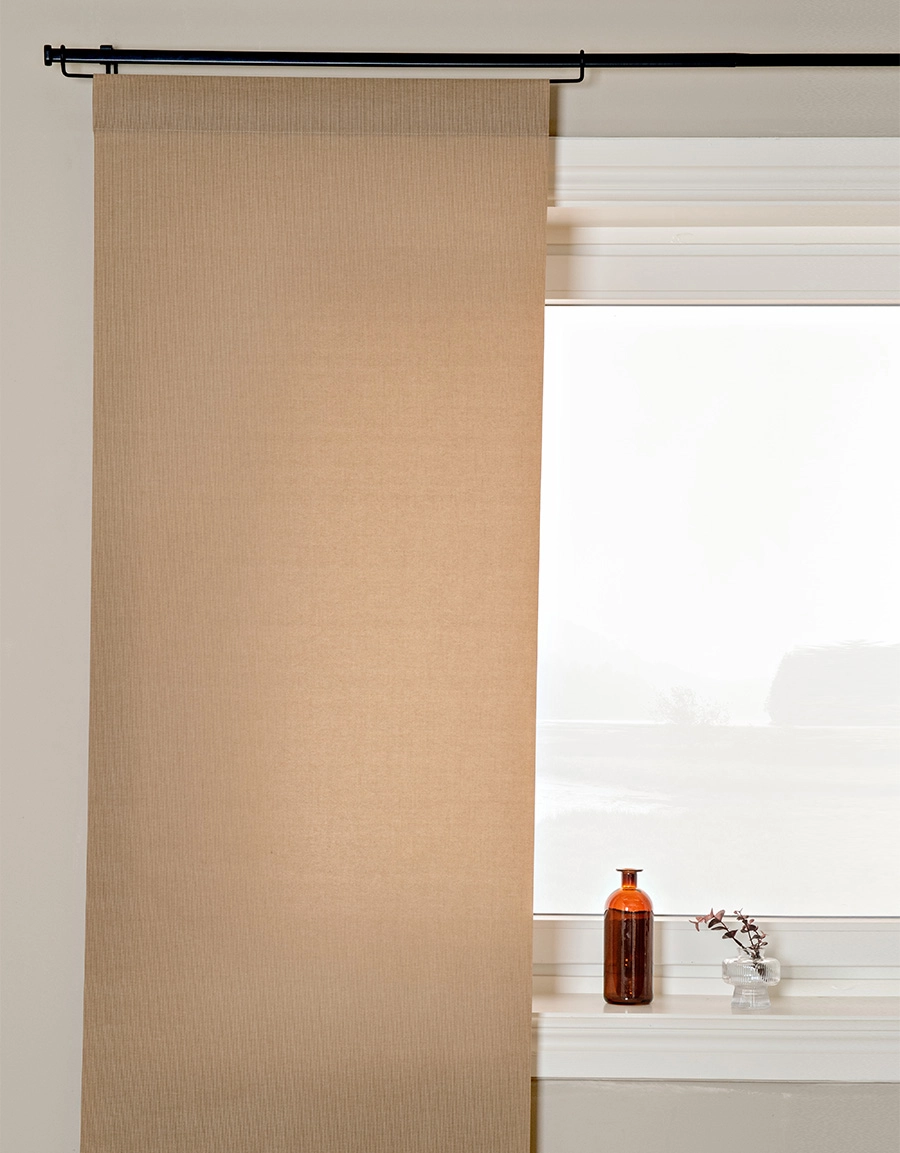 Beige panelgardin på gardinstång