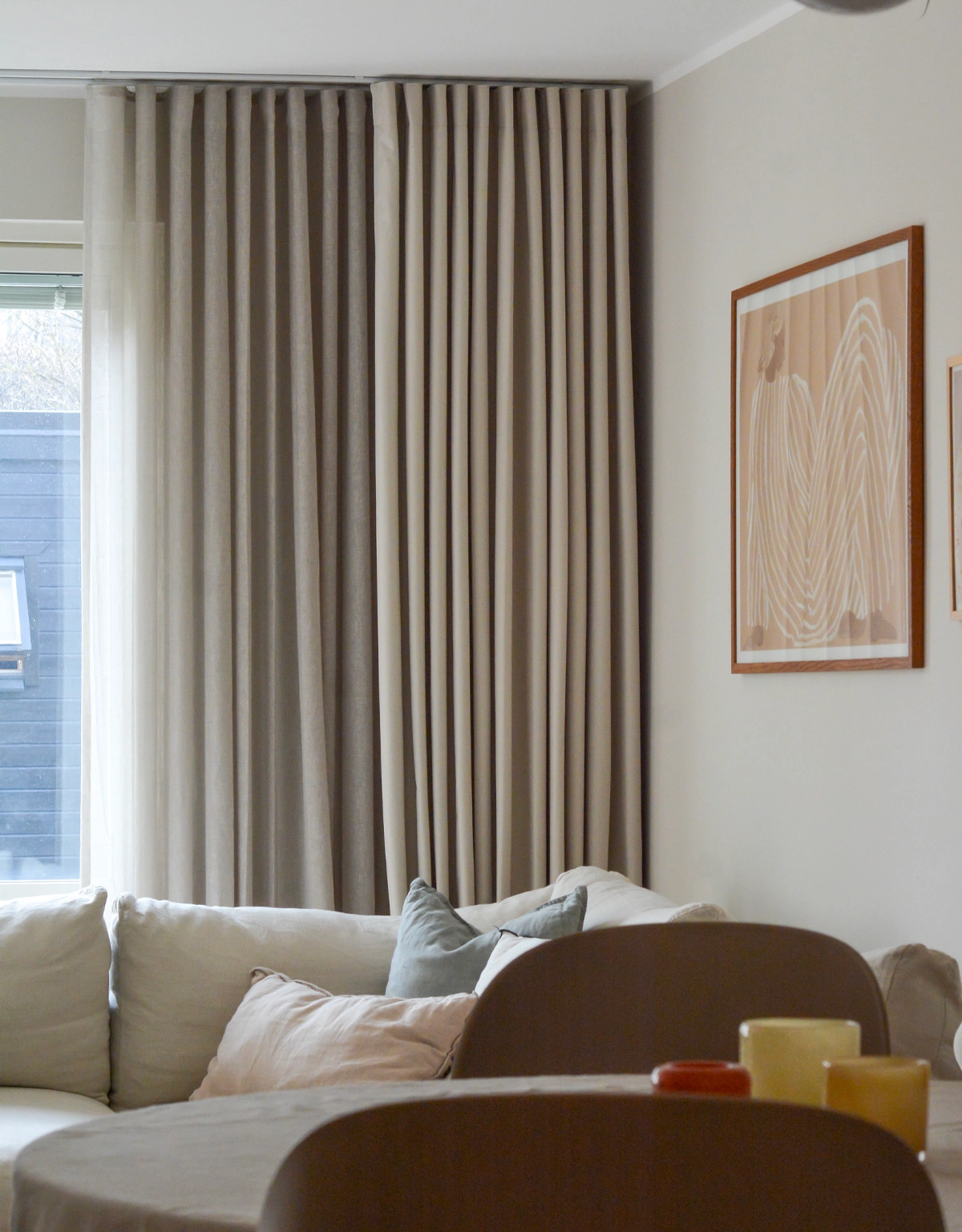 Dubbla beiga gardiner, Saga och Nova, i vardagsrum