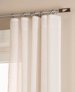 Gardinstång med mörk träknopp och vit gardin