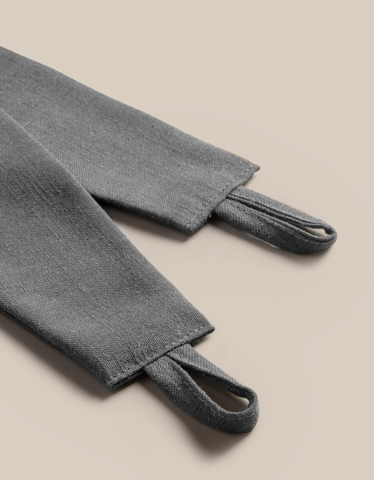 Mörkgrått gardinomtag i tyg