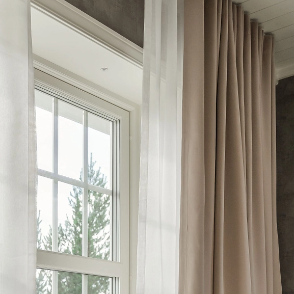 Gardinskena med två spår med dubbla gardiner