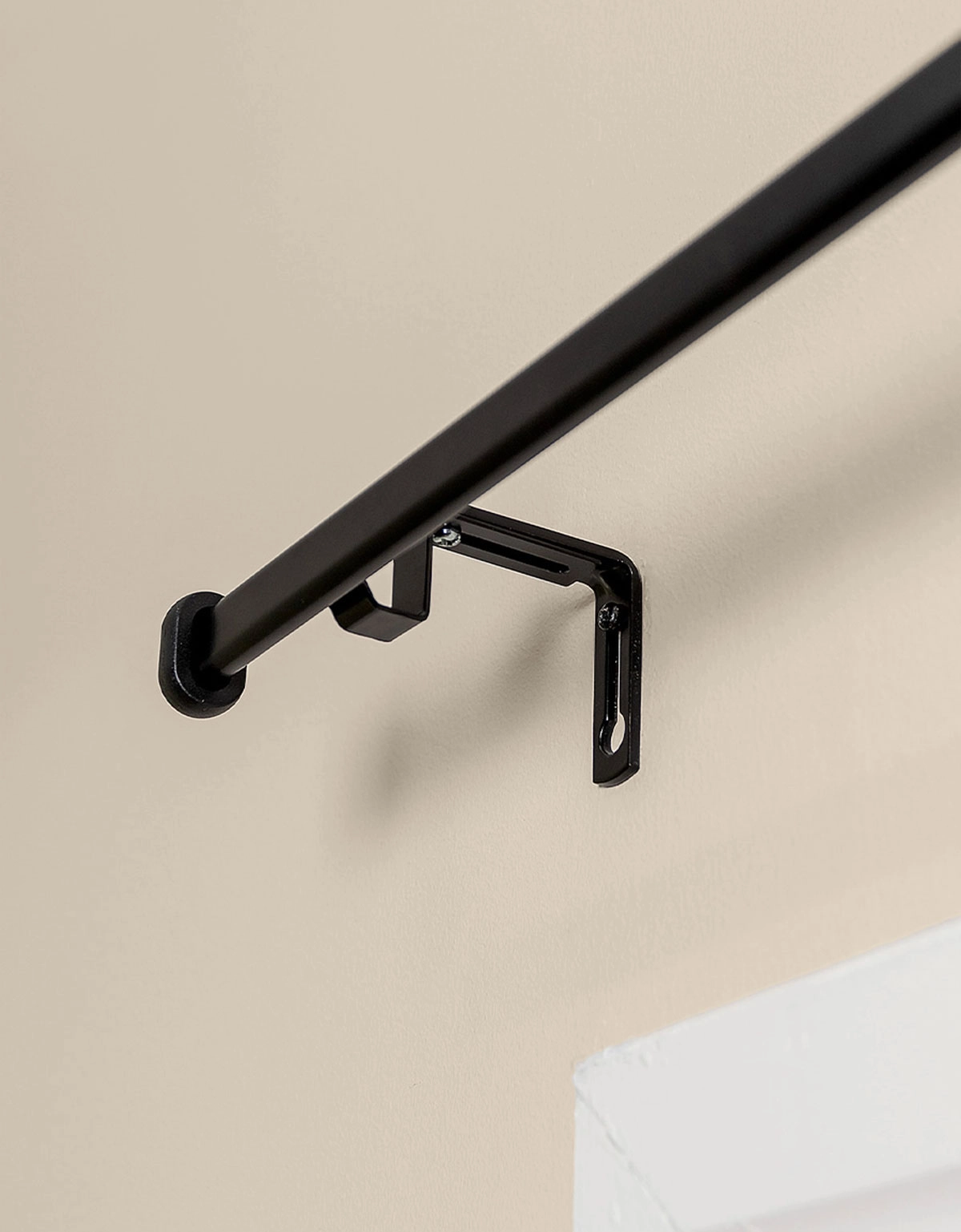 Svart gardinstång med väggfäste