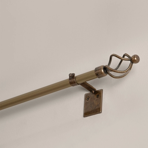 Gardinstång i klassisk stil med snirklig ändknopp