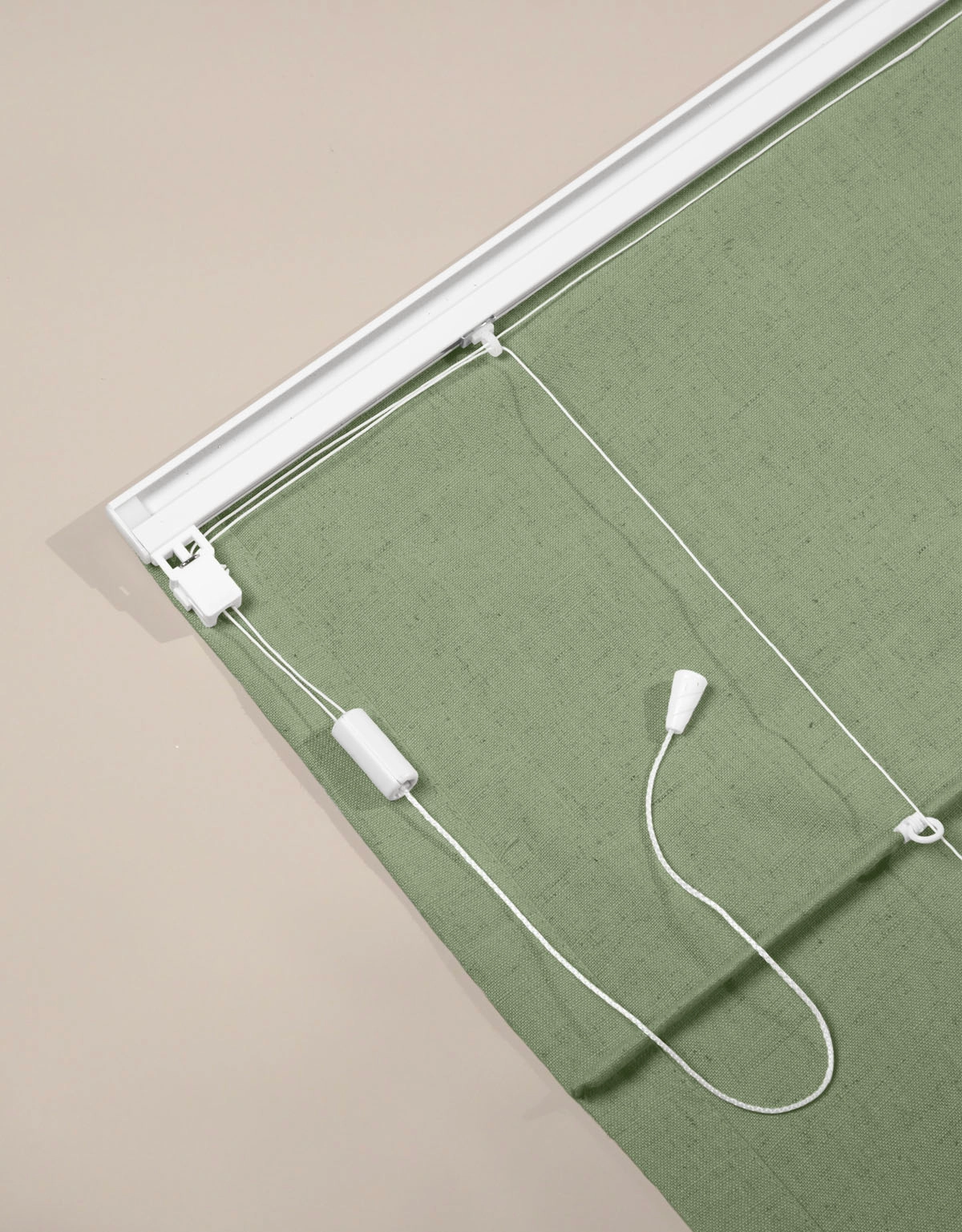 Baksidan av en grön hissgardin med linlås