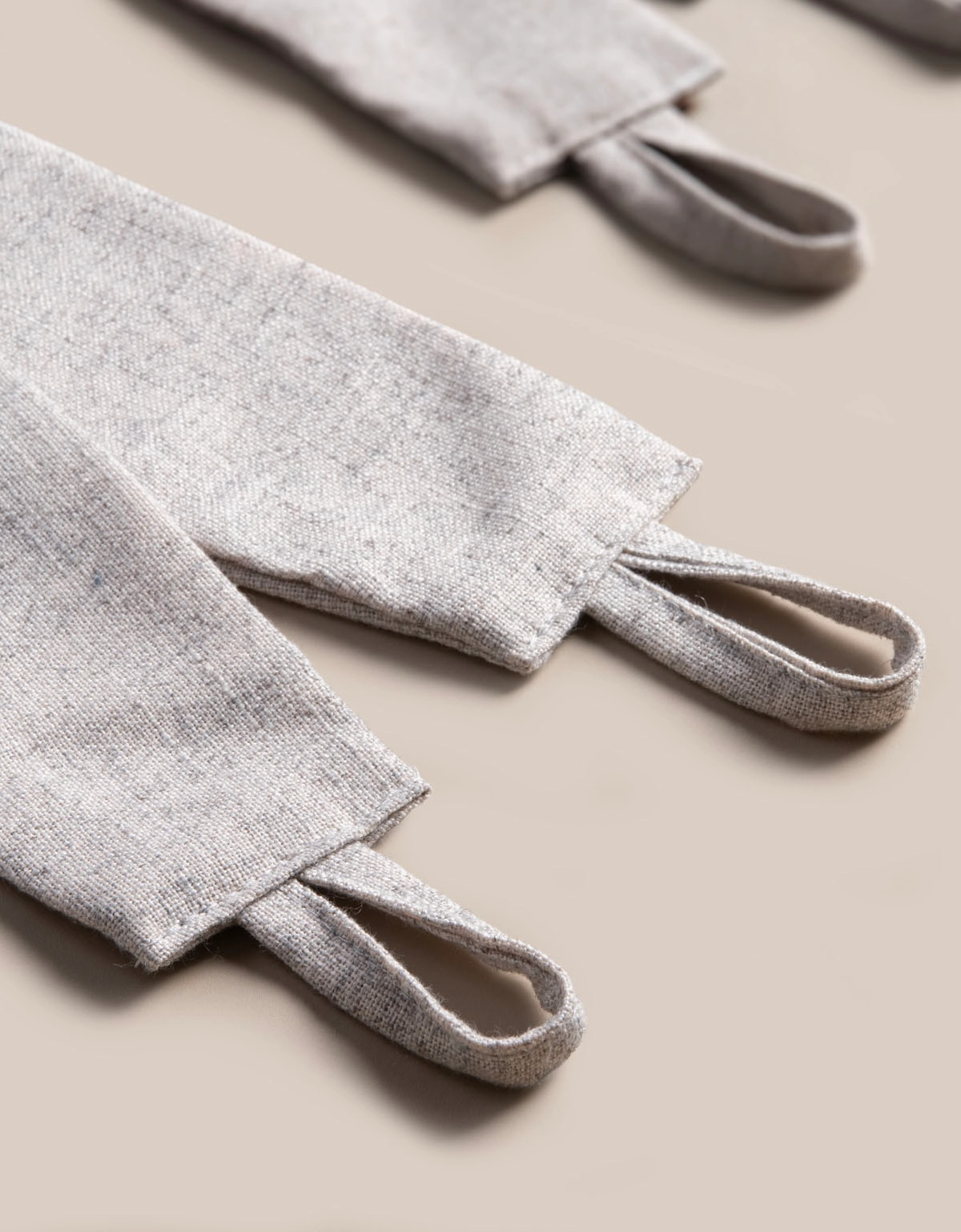 Ljusgrått gardinomtag i tyg