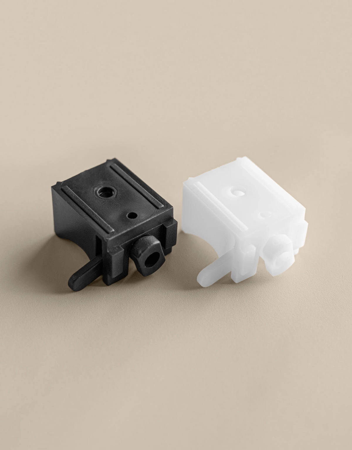 Svart och vitt fäste till Alex gardinskena