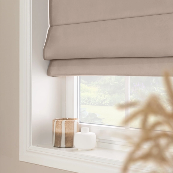 Beige mörkläggande hissgardin