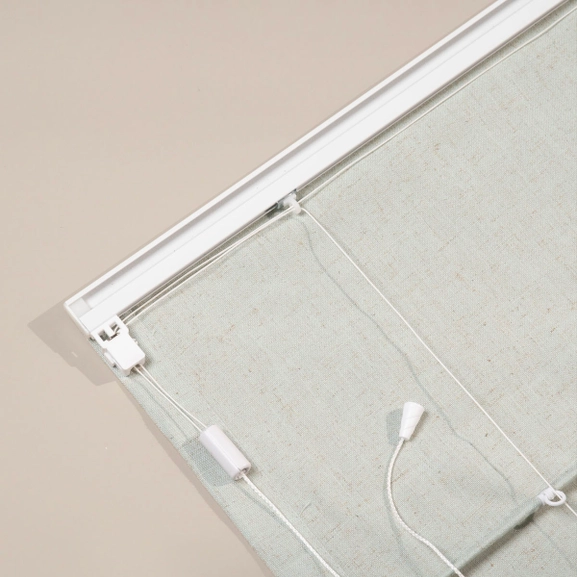 Baksidan av en ljust turkos hissgardin med linlås