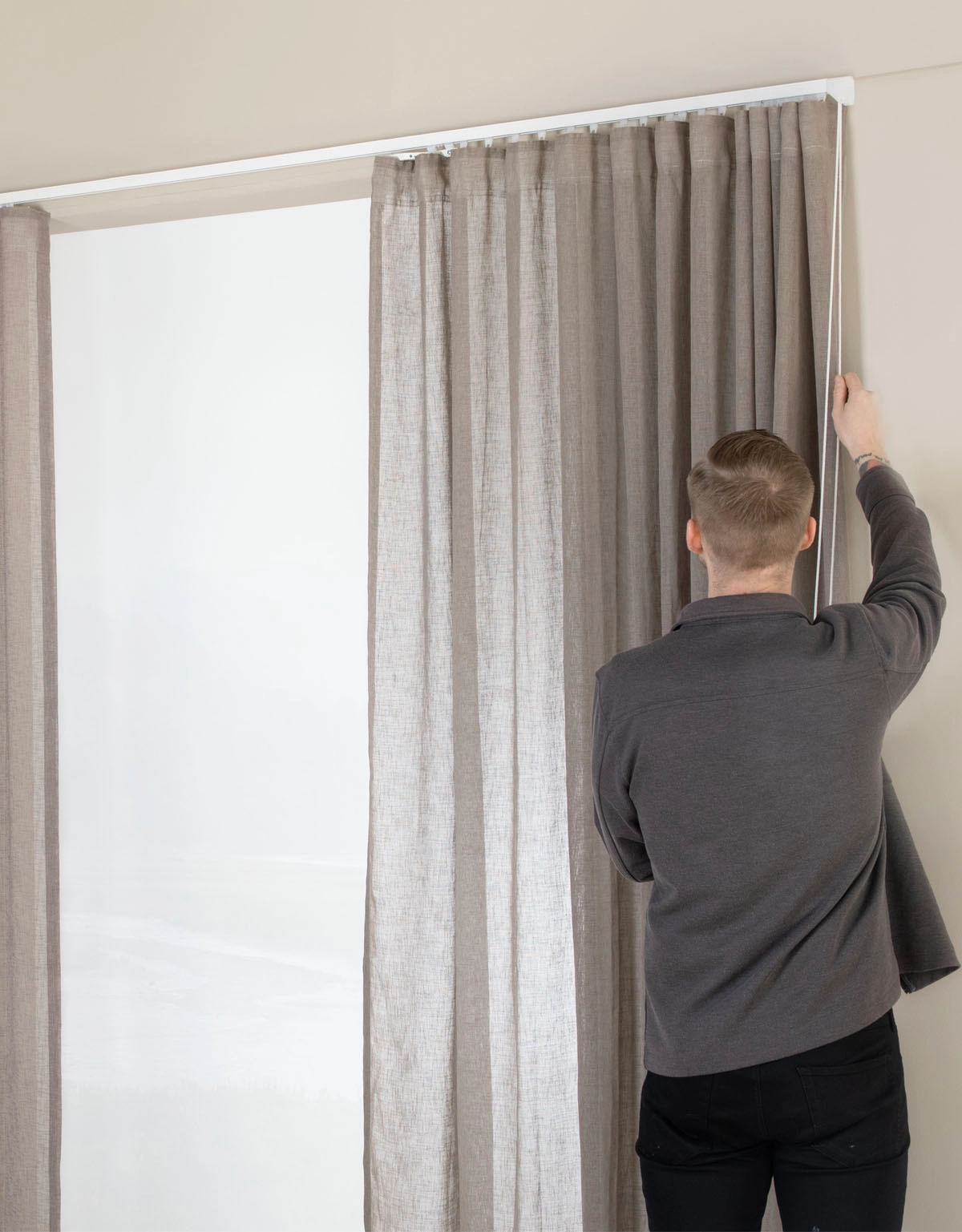 Man som justerar linorna på en lindragsskena