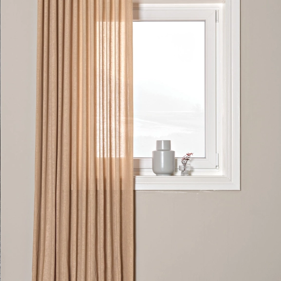 Nougatfärgad, skir gardin i extra bredd