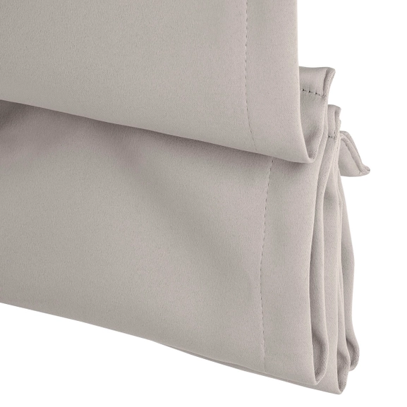 Närbild på mörkläggande grå hissgardin