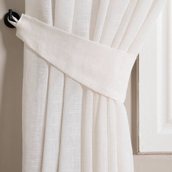 Vit gardin med matchande gardinomtag
