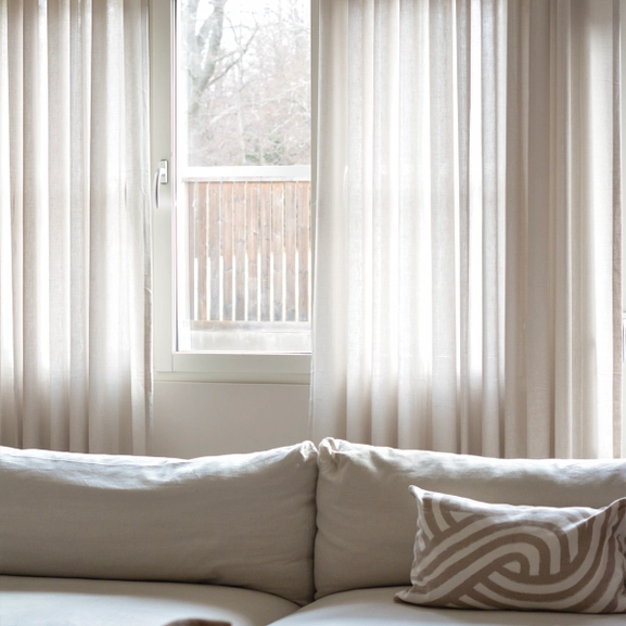 Beige transparent gardin i vardagsrum