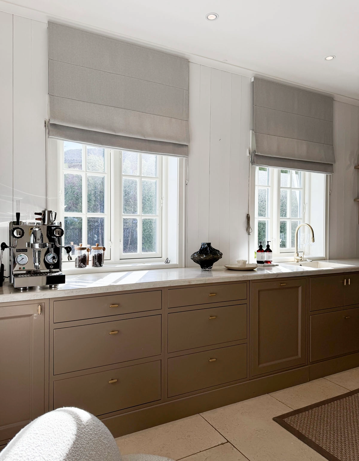 Hissgardin med grått tyg i kök