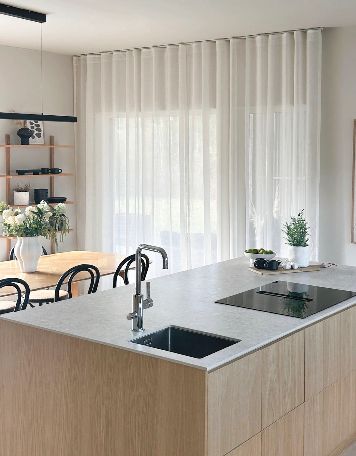 Vit skir gardin i kök