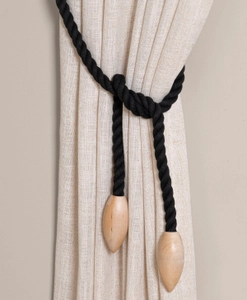 Svart gardinomtag med knoppar i trä