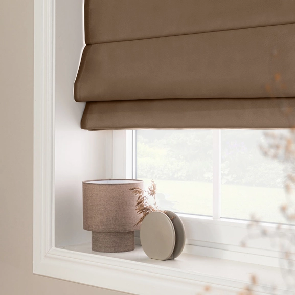 Mörkläggande brun hissgardin