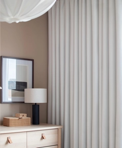 Måttillverkad, vit mörkläggningsgardin