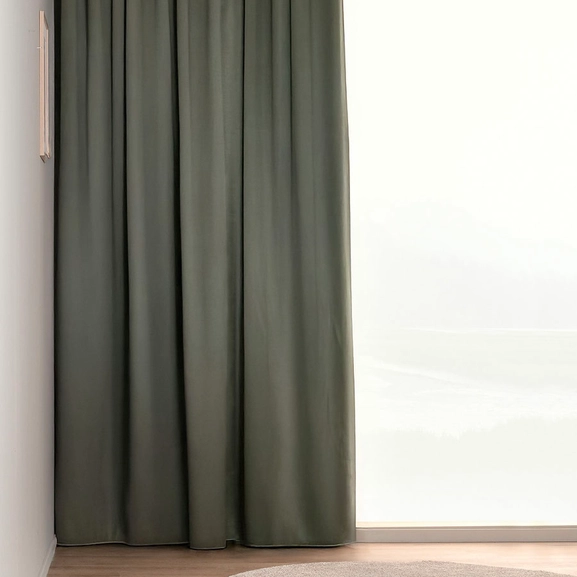 Mörkläggande grön gardin