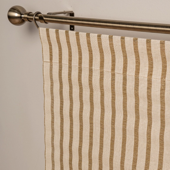 Närbild på randig rustik panelgardin i beige
