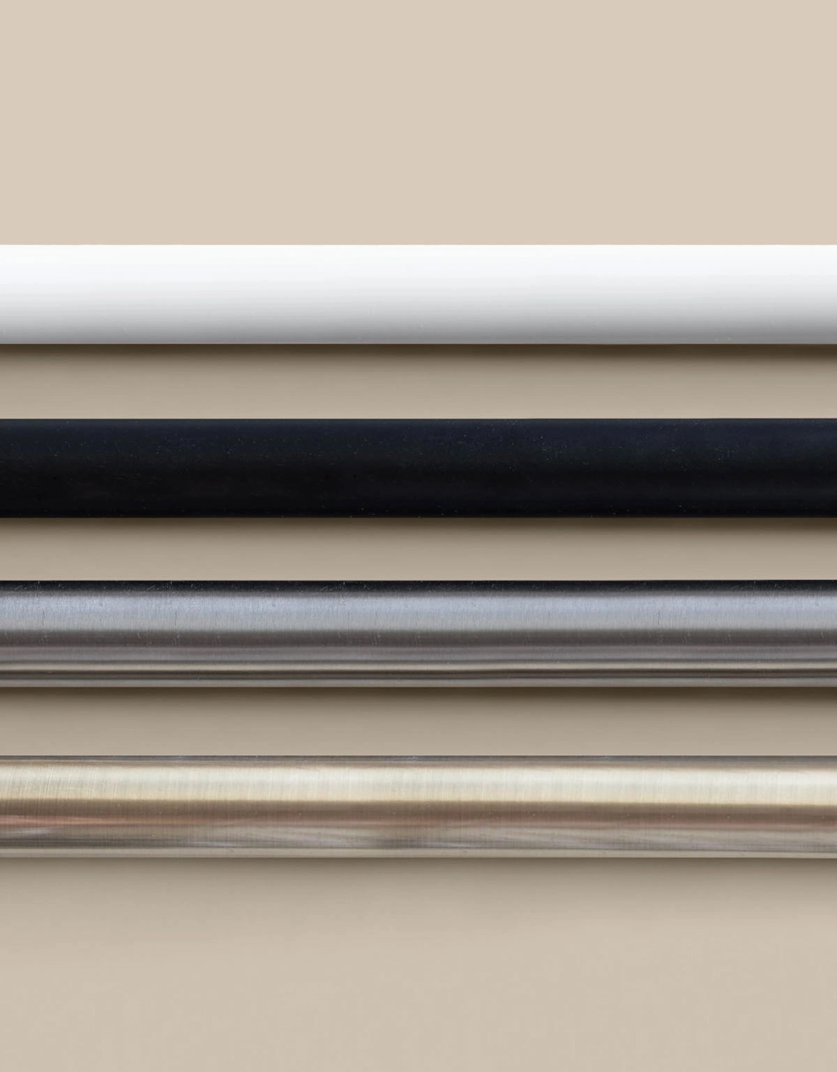 Gardinstänger i fyra färger på beige bakgrund