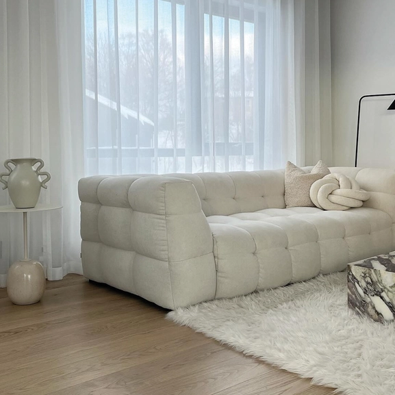 Vit hotellgardin, Skimra