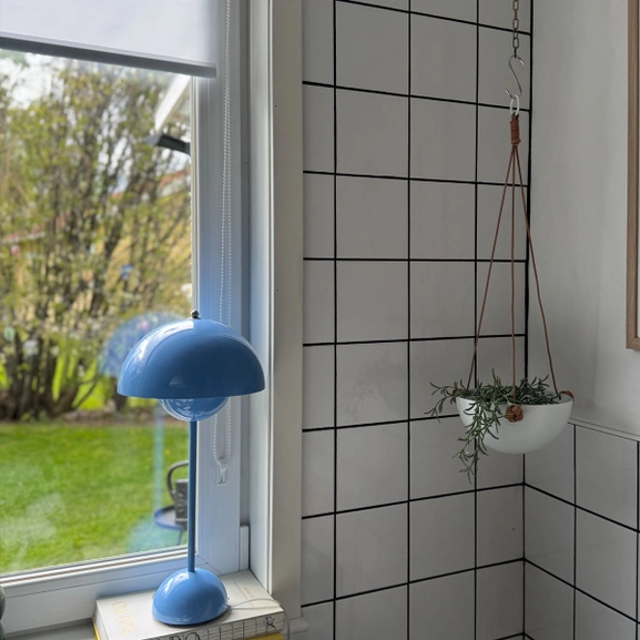 Fönsterhängd vit rullgardin