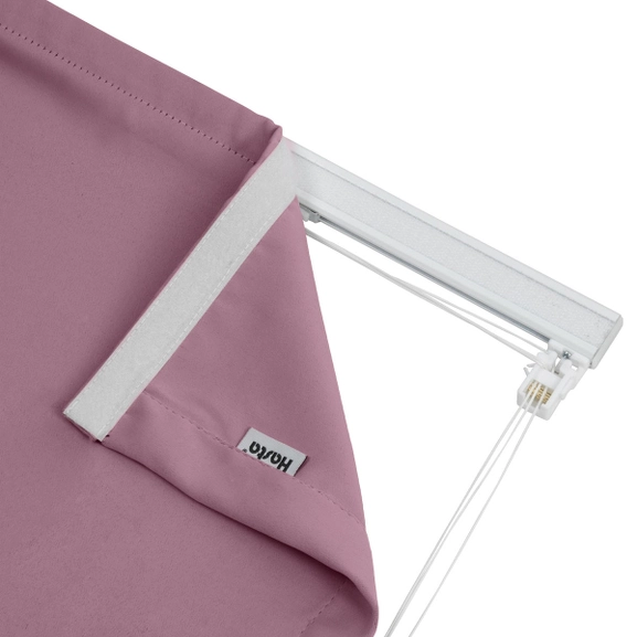 Närbild på mörkläggande hissgardin Dokie, lila