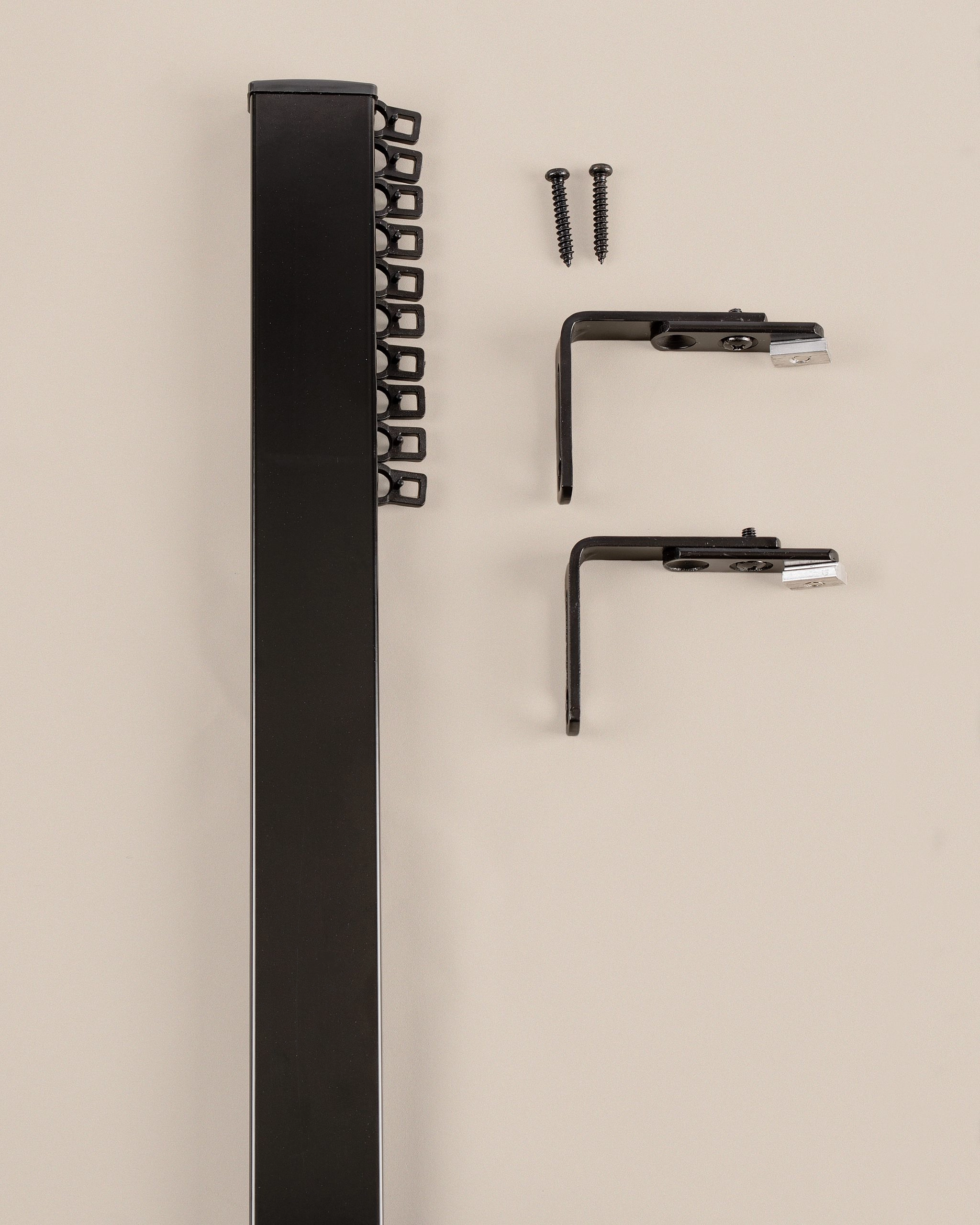 Svart gardinskena med väggfästen