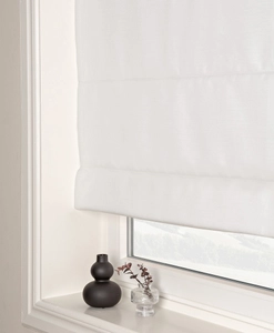 Vit, avskärmande hissgardin