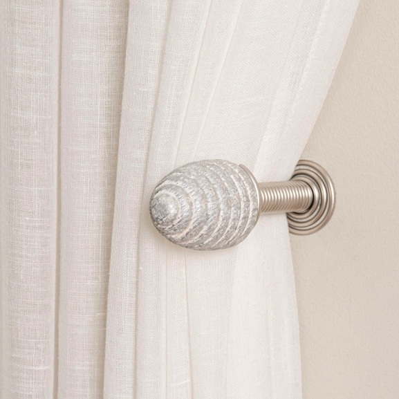 Omtagsfäste med knopp i vitsilver och fäste i silver
