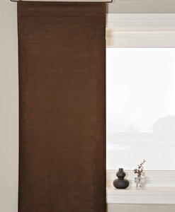 brun panelgardin med mockastruktur på gardinstång