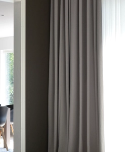Mörkläggande ljusgrå gardin