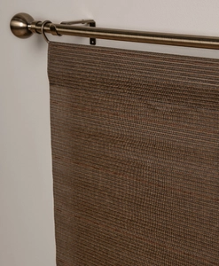 Närbild på brun panelgardin med struktur