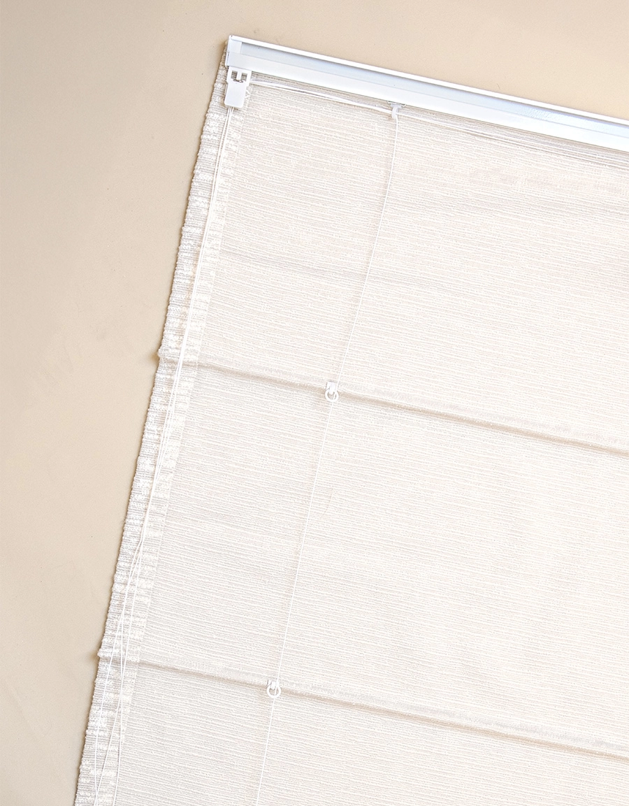 Linor på baksidan av hissgardin i boucletyg