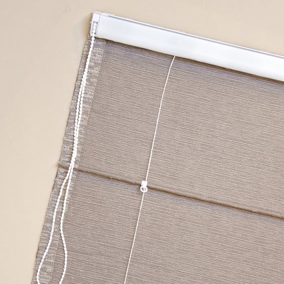 Linor på baksidan av hissgardin i boucletyg