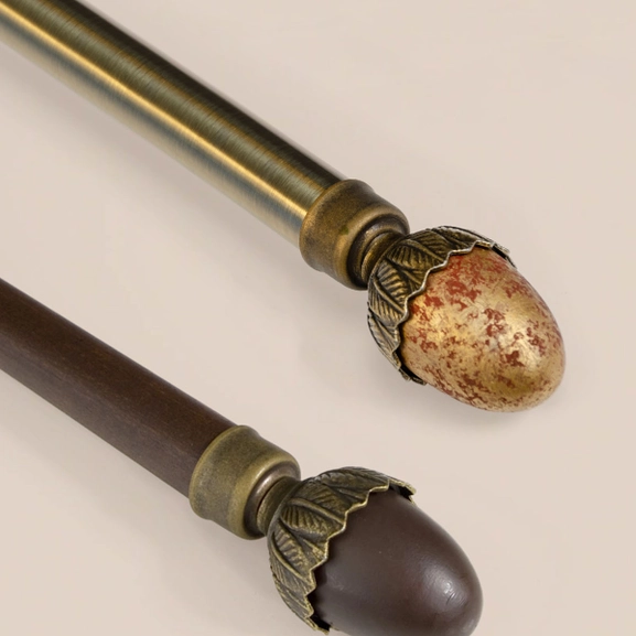 Dekorativa ändknoppar i brunt och i antikguld
