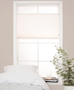 Plisségardin i fönster