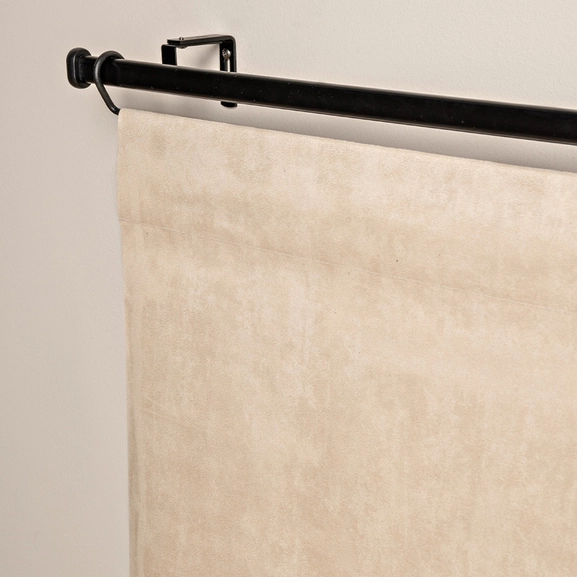 beige panelgardin med mockastruktur på gardinstång