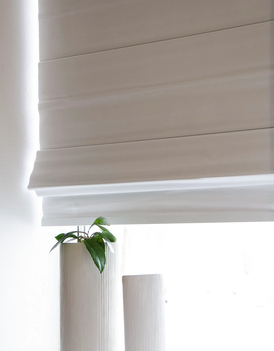 Mörkläggande vit hissgardin