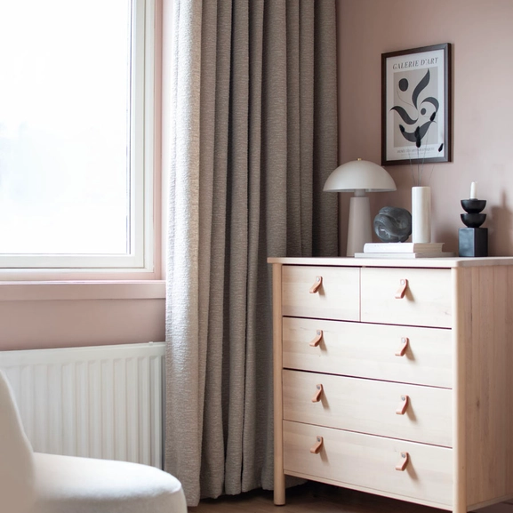 Bouclégardin Hilma, taupe, måttillverkad